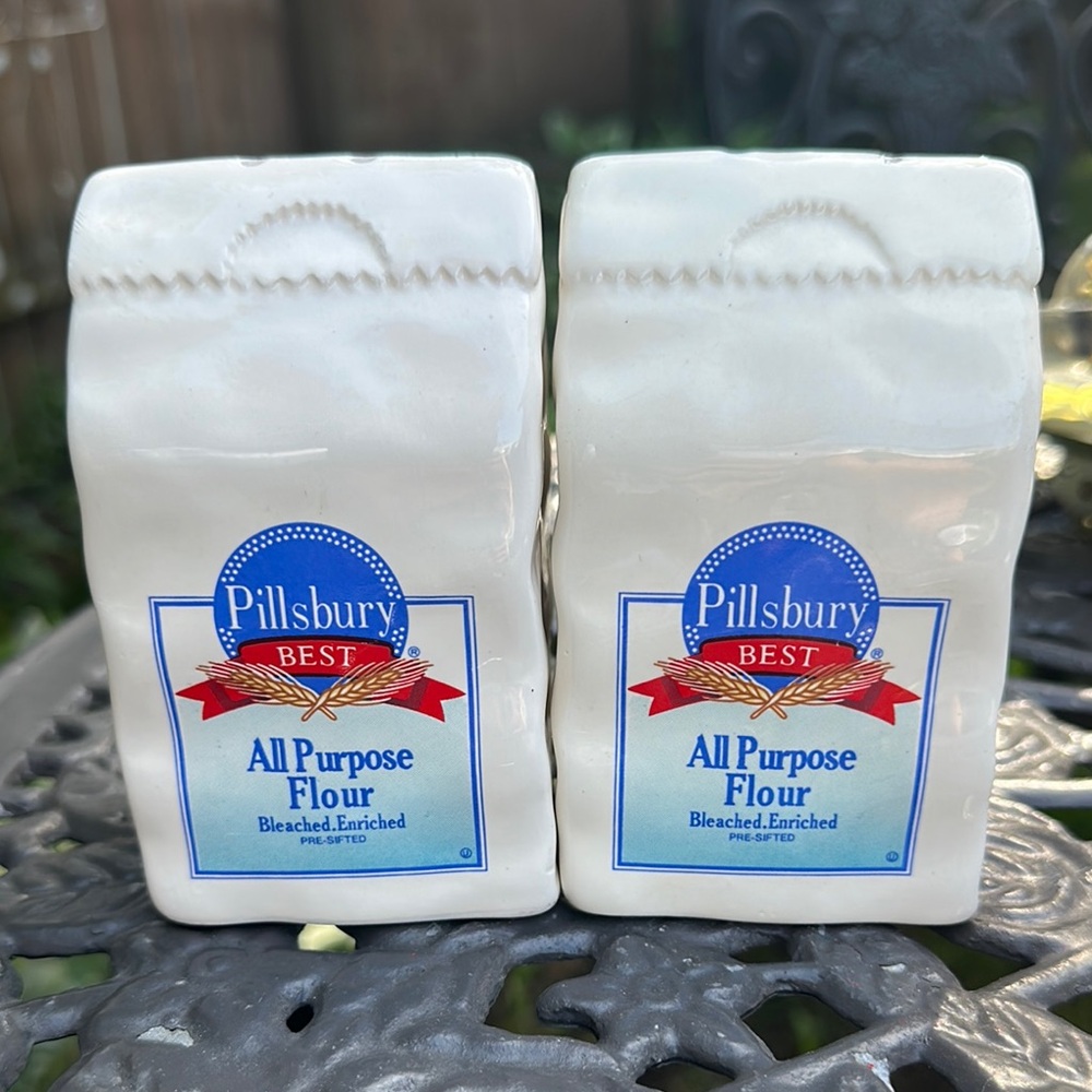 Pillsbury Best Flour Advertising Salt & Pepper Set Vintage With Bottom Stoppers